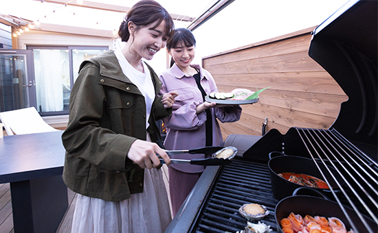 バーベキューを楽しむ女性2人